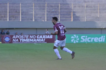 CAXIAS DO SUL, RS, BRASIL, 12/02/2023. Jogo pelo Gauchão SER Caxias e São Luiz. Gol SER CAXIAS, Peninha, 10(Neimar De Cesero/Agência RBS).Indexador: NEIMAR DE CESERO<!-- NICAID(15347367) -->