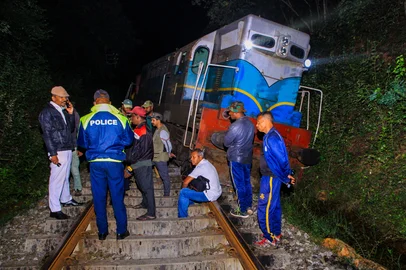 Police and railway personnel examine a derailed train at Habarana in eastern Sri Lanka on February 20, 2025, which killed six elephants. A Sri Lankan express train was travelling near a wildlife reserve at Habarana, some 180 kilometres (110 miles) east of the capital Colombo, when it hit a herd of elephants crossing the line before dawn. (Photo by AFP)Editoria: DISLocal: HabaranaIndexador: -Secao: transport accidentFonte: AFPFotógrafo: STR<!-- NICAID(15980163) -->