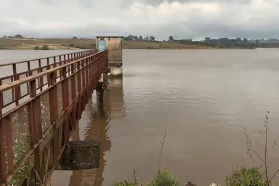 Principal barragem de Bagé verte após quase um ano sem atingir nível máximo<!-- NICAID(16347101) -->