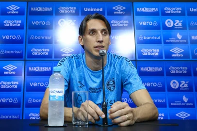 Gremio RS - FUTEBOL/GREMIO  - ESPORTES - Zagueiro Pedro Geromel concede entrevista coletiva apos o treino desta terÃ§a-feira, no CT Luis Carvalho. FOTO: LUCAS UEBEL/GREMIO FBPAEditoria: SPOLocal: Porto AlegreIndexador: Lucas UebelSecao: futebolFonte: Gremio.netFotógrafo: Gremio <!-- NICAID(15880187) -->