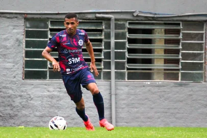 O Caxias apresentou o primeiro contratado para a disputa da Série C do Campeonato Brasileiro. Trata-se do atacante Andrew, 28 anos, que estava no Floresta-CE.<!-- NICAID(16008428) -->