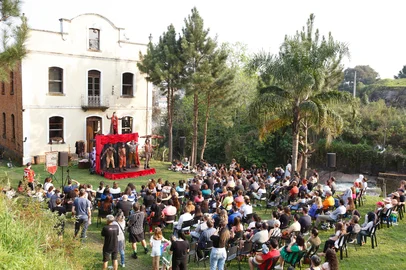 Fachada do Moinho da Cascata durante o espetáculo “O Cavaleiro e o Dragão do Tempo”, em 2024.<!-- NICAID(16103515) -->