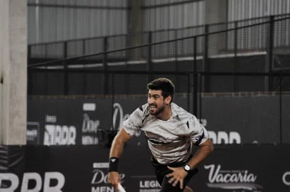 VACARIA, RS, BRASIL, 03/12/2022. Circuito Vacaria Open Tênis. Na foto Eduardo Ribeiro (Branco, Brasil) e Orlando Luz (Estampada, Brasil). (Neimar De Cesero/Agência RBS)<!-- NICAID(15284903) -->