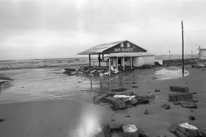 Ressaca causa destruição no litoral gaúcho.Em Tramandaí, no litoral norte gaúcho, devastação causada pelo mar. Bares da beira da praia foram destruídos.Ondas causaram muita destruição e prejuízos.-#ENVELOPE: 33187-<!-- NICAID(16049709) -->