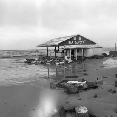 Ressaca causa destruição no litoral gaúcho.Em Tramandaí, no litoral norte gaúcho, devastação causada pelo mar. Bares da beira da praia foram destruídos.Ondas causaram muita destruição e prejuízos.-#ENVELOPE: 33187-<!-- NICAID(16049709) -->