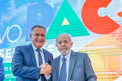 26.07.2024 - Ministro-chefe da Casa Civil, Rui Costa e o Presidente da República, Luiz Inácio Lula da Silva, durante a cerimônia de divulgação dos resultados do Novo PAC Seleções para as modalidades Mobilidade Grandes e Médias Cidades e Drenagem, no Palácio do Planalto. Brasília - DF.<!-- NICAID(15824279) -->