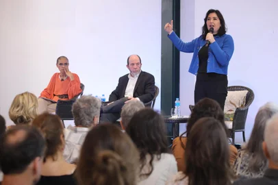 Tebet, Armínio e Marina promovem ato pró-Lula com empresários e CEOsSP - ELEIÇÕES 2022/2º TURNO/LULA/TEBET/ARMÍNIO/MARINA SILVA/EMPRESÁRIOS - POLÍTICA - A senadora Simone Tebet (MDB-MS), o economista Armínio Fraga e a deputada federal eleita Marina Silva (Rede-SP) se     reúnem com cerca de 650 empresários, banqueiros, CEOs e economistas para tentar convencê-los a votar na chapa de     Luiz Inácio Lula da Silva (PT) e Geraldo Alckmin (PSB) no segundo turno da eleição presidencial, na casa da     ambientalista Teresa Bracher, em São Paulo, nesta segunda-feira, 17 de outubro de 2022.  O principal argumento     apresentado pelos três foi o risco que consideram representar a reeleição de Jair Bolsonaro (PL) para a democracia     no Brasil.     17/10/2022 - Foto: DANIEL TEIXEIRA/ESTADÃO CONTEÚDOEditoria: POLÍTICALocal: SÃO PAULOIndexador: DANIEL TEIXEIRAFotógrafo: ESTADÃO CONTEÚDO<!-- NICAID(15238747) -->