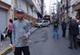Homem quebrou janelas de ônibus em chamas para tirar adolescentes: "Era ajudar ou ficar olhando"