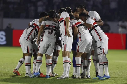 São Paulo para enfrentar o Gr}êmio<!-- NICAID(16342504) -->