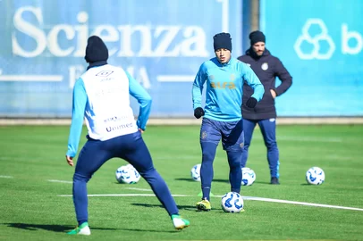 RS - FUTEBOL/ TREINO GREMIO 2025 - ESPORTES - Jogadores do Gremio realizam treino tÃ©cnico durante a manha desta segunda-feira, no CT Luiz Carvalho, na preparaÃ§Ã£o para a partida valida pelo Campeonato Brasileiro 2025. FOTO: LUCAS UEBEL/GREMIO FBPA<!-- NICAID(16066807) -->