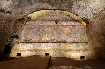 This handout picture released by the Italian Culture Ministry on December 12, 2023 shows mosaics uncovered in a luxurious Roman home near the Colosseum. The building, which dates to between the second half of the 2nd century BC and the end of the 1st century BC, is "an authentic treasure", Culture Minister Gennaro Sangiuliano said in a statement. Three large ships ride waves in the mosaic towards a coastal city, its walls dotted with small towers and porticoes in a scene suggesting the owner of the more than 2,000-year-old home, or domus, had been victorious in battle. (Photo by Handout / ITALIAN MINISTRY OF CULTURE / AFP) / RESTRICTED TO EDITORIAL USE - MANDATORY CREDIT "AFP PHOTO / ITALIAN CULTURE MINISTER  " - NO MARKETING NO ADVERTISING CAMPAIGNS - DISTRIBUTED AS A SERVICE TO CLIENTSEditoria: ACELocal: RomeIndexador: HANDOUTSecao: archaeologyFonte: ITALIAN MINISTRY OF CULTUREFotógrafo: Handout<!-- NICAID(15623570) -->