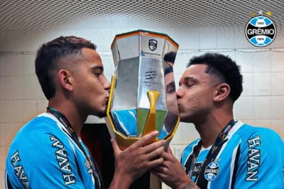 Viery e Gustavo Martins repetem foto de Kannemann e Geromel<!-- NICAID(16241071) -->