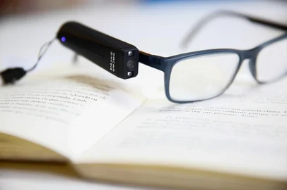Gravataí, RS, BrasilAugusto Francisco Kovaleck Zacher é aluno da rede pública de Gravataí e utiliza um óculos inteligente, o OrCan MyEye. O equipamento foi entregue pela Secretaria Municipal de Educação e possibilita a leitura, identificação de imagens e rótulos de produtos.Indexador: Jonathan Hgeckler<!-- NICAID(15114948) -->