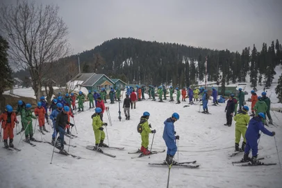 Beginners take a ski lesson at Gulmarg, one of Asiaâ€™s largest and highest ski resorts, in Indiaâ€™s Kashmir region, Feb. 19, 2021. (Showkat Nanda/The New York Times)Beginners take a ski lesson at Gulmarg, one of Asiaâs largest and highest ski resorts, in Indiaâs Kashmir region, Feb. 19, 2021. The resort is welcoming the highest number of skiers in decades as Indians eager to get outdoors after lockdowns flock there even amid a simmering separatist movement and a security clampdown. (Showkat Nanda/The New York Times)Editoria: ILocal: GULMARGIndexador: SHOWKAT NANDASecao: TFonte: NYTNSFotógrafo: STR<!-- NICAID(14762227) -->