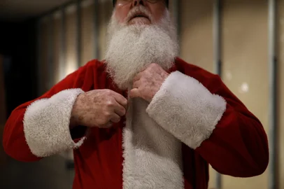 PORTO ALEGRE, RS, BRASIL - 2024.12.15: Como é a rotina de um papai noel de shopping? (Foto: Renan Mattos/ Agência RBS)<!-- NICAID(15935985) -->