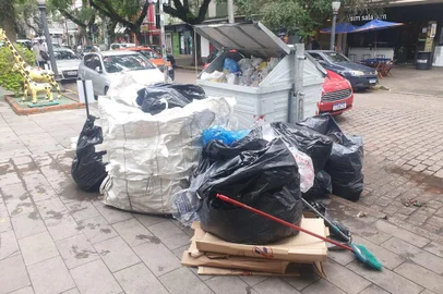 PORTO ALEGRE, RS - Bairros Higienopolis e Cidade Baixa seguem registrando problemas com a coleta de lixo e conteineres transbordam em ruas e avenidas<!-- NICAID(15463496) -->