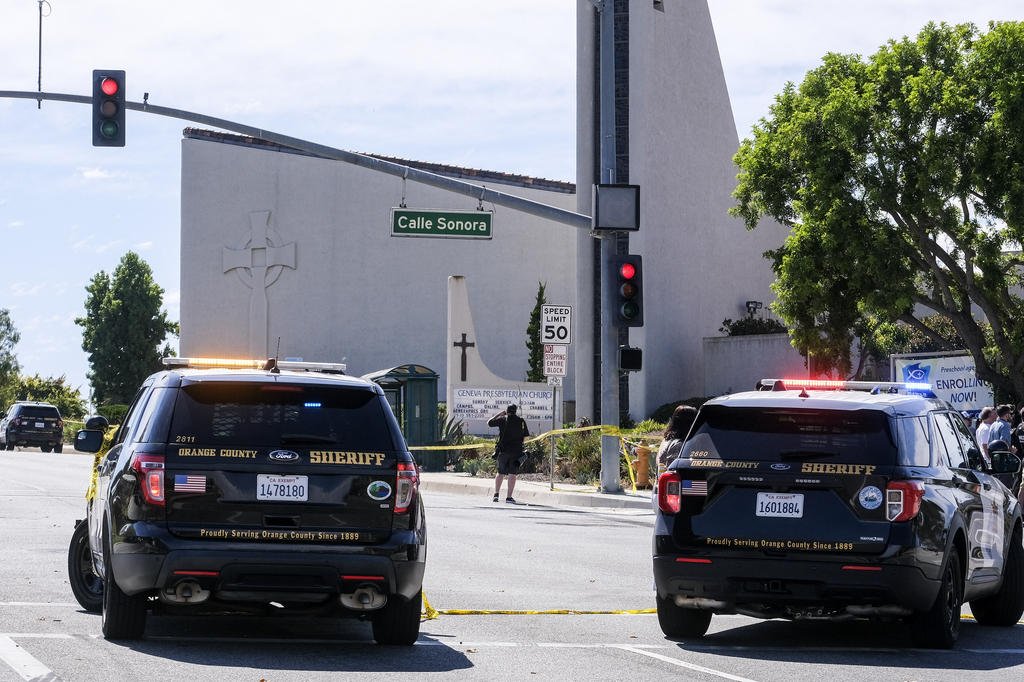 Um dia ap&oacute;s ataque a supermercado nos EUA, tiroteio deixa ao menos um morto e cinco feridos em igreja na Calif&oacute;rnia
