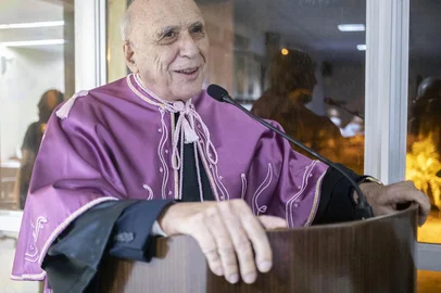 O professor Bernard Jean Jacques Charlot morreu na noite desta quarta-feira (3), aos 81 anos, em Aracaju. A morte foi divulgada pela Universidade Federal de Sergipe (UFS). As causas não foram informadas.<!-- NICAID(16180280) -->