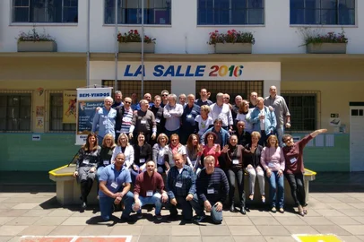 Acervo pessoal / divulgação Passadas cinco décadas desde a formatura, em 1976, os antigos alunos das turmas 81 e 82 do Colégio La Sallevoltam a se reunir para celebrar os tempos de escola. O encontro ocorre neste sábado (17) e marca também os 10 anos do primeiro “remember” do grupo, em 2016 - desde então, os encontros têm sido anuais.Na foto: o primeiro encontro do grupo, no pátio do colégio, em 2016.<!-- NICAID(16386126) -->
