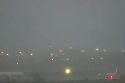 Reprodução / Canal Camera Aeroporto Porto Alegre BrAmigos. Aeroporto Salgado Filho sem luz na pista após temporal de domingo, dia 16 de novembro