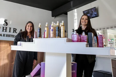 CAXIAS DO SUL, RS, BRASIL, 12/05/2025. Júlia Borges e Graziele Suzin da Silva, sócias da Saphira Beleza e Estilo. Elas contam como foi a tomada de microcrédito através do Banco da Família para alavancar seu negócio. (Neimar De Cesero/Agência RBS)Indexador: Neimar De Cesero<!-- NICAID(16035158) -->