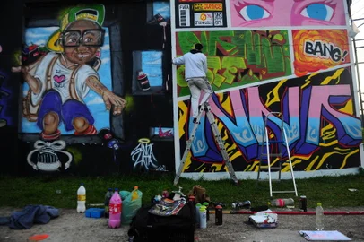 CAXIAS DO SUL, RS, BRASIL, 04/07/2021. foto do mural que está sendo feito na fachada lateral da Gpaniz, na entrada do Bairro Canyon (Rua da Felicidade). Projeto SaMbA Território Urbano. (Porthus Junior/Agência RBS)<!-- NICAID(14825383) -->