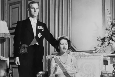 Britain's Princess Elizabeth (future Britain's Queen Elizabeth II) and Philip The Duke of Edinburgh pose in Buckingham Palace, London in 1948. (Photo by - / AFP)Editoria: POLLocal: LondonIndexador: -Secao: governmentFonte: AFPFotógrafo: STR<!-- NICAID(14753930) -->