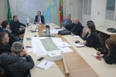 Reunião decide que o governo do Estado vai assumir contratações de estudo de viabilidade e projeto da estrada de acesso ao Aeroporto de Vila Oliva, em Caxias do Sul.<!-- NICAID(15474658) -->