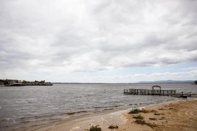 TRAMANDAÍ, RS, BRASIL, 26.12.2023: Polêmica: é rio ou lagoa Tramandaí? Assim como o Guaiba, especialistas afirmam que há uma questão com o rio Tramandaí, pois seria lagoa no ponto onde faz o encontro com o mar. Foto: Camila Hermes/Agencia RBS<!-- NICAID(15634779) -->