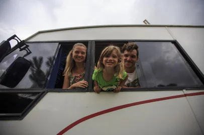 TRAMANDAÍ, RS, BRASIL - Pessoas que optaram viajar do mortorhome  pra ter mais segurança na pandemia. Nas imagens Fausto Lehnen e Renata Lotuffo Lucas com o filho Bernardo. Foto: Jefferson Botega / Agencia RBSIndexador: Jeff Botega<!-- NICAID(14983897) -->