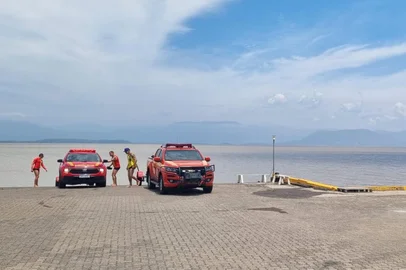 O Corpo de Bombeiros procura por um homem que desapareceu enquanto andava de moto aquática na Lagoa dos Quadros, em Maquiné, no litoral norte na noite deste domingo (14). Embarcações e até um helicóptero auxiliam nas buscas, próximo da RS-407, nesta manhã.<!-- NICAID(16186746) -->