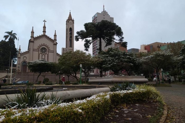 ainda com resquicios de neve caxias do sul amanhece com temperatura negativa pioneiro