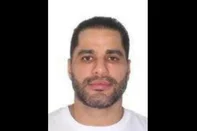 A Polícia Federal afirmou que Luiz Phillipi Machado de Moraes Mourão, conhecido pelo apelido de Sicário, cometeu suicídio na cela da Superintendência Regional de Minas Gerais nesta quarta-feira (4). A Secretaria Estadual de Saúde do Estado afirmou, segundo o g1, que o Hospital João XXIII estava iniciando o protocolo para confirmar morte cerebral de Sicário por volta das 21h45min.<!-- NICAID(16238512) -->