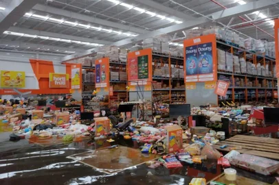 Grandes redes e mini mercados começam a contar prejuízo da enchente no bairro Sarandi<!-- NICAID(15768337) -->