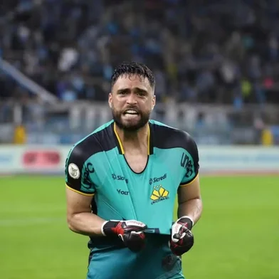 Na tarde desta segunga-feira (13), o goleiro Gustavo foi anunciado como novo reforço do Juventude. O jogador estava no Criciúma nas últimas quatro temporadas e chega no Verdão com contrato até 2026.<!-- NICAID(15952781) -->