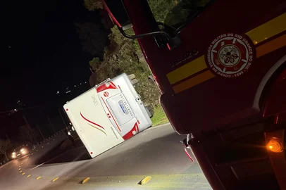 Homem fica feridos após tomabamento de motorhome em Monte Belo do Sul<!-- NICAID(16134057) -->