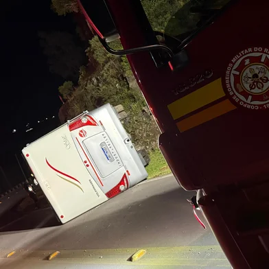 Homem fica feridos após tomabamento de motorhome em Monte Belo do Sul<!-- NICAID(16134057) -->