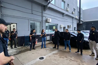 Polícia Civil / Divulgação Seis pessoas foram presas na manhã desta quarta-feira (10) suspeitas de integrarem um grupo especializado na venda de tele-entrega de drogas em Viamão, na Região Metropolitana.<!-- NICAID(16183855) -->