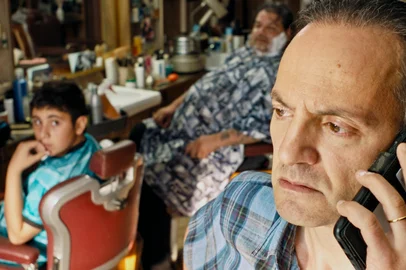 "O Barbeiro Conspiracionista", de Valerio Ferrara. Lançado neste ano, o longa é ambientado no bairro Tuscolano, em Roma, onde o barbeiro Antonio vive com sua esposa e o filho adolescente. Observando que o poste de luz em frente à sua barbearia pisca intermitentemente à noite, ele começa a suspeitar que as interrupções são mensagens em código Morse. Tentando interpretá-las, Antonio mergulha em teorias conspiratórias, ganhando atenção primeiro da vizinhança, depois de um público mais amplo através das redes sociais e de entrevistas em TVs locais. Sua vida familiar, no entanto, desmorona: sua esposa o abandona levando o filho, e os amigos se afastam. Antonio fica sozinho, até descobrir a verdadeira causa da intermitência dos postes de luz.<!-- NICAID(16069001) -->