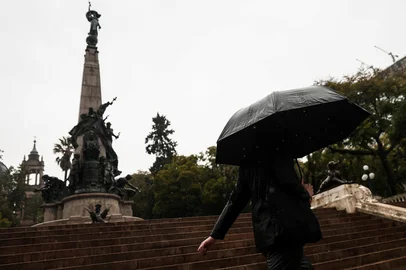 PORTO ALEGRE, RS, BRASIL, 17-07-2025: Clima em Porto Alegre. Frente fria se aproxima e provoca chuva na capital. Foto: Jonathan Heckler/Agência RBS<!-- NICAID(16082242) -->