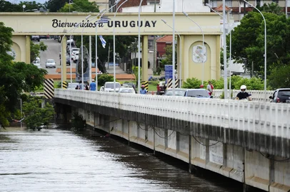Com o nível do Rio Quaraí baixando 30 centímetros por hora e a quinta-feira sem chuva na Fronteira Oeste do Rio Grande do Sul, a Ponte Internacional da Concórdia, que liga o Brasil ao Uruguai por Quaraí e Artigas, foi reaberta para a circulação de pedestres e veículos às 15h.<!-- NICAID(11911528) -->