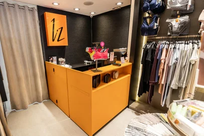 Liz Lingerie<!-- NICAID(15503446) -->
