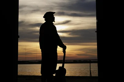 PORTO ALEGRE, RS, BRASIL, 12-08-2025: O músico Pirisca Grecco participa do projeto de GZH "A Música do Rio Grande", no Cais do Porto. O artista interpreta a canção Desgarrados. Foto: Mateus Bruxel/Agência RBSIndexador: MATEUS BRUXEL<!-- NICAID(16101769) -->