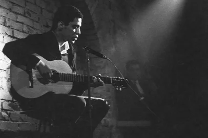 Chico Buarque canta no Encouraçado Butikin, Porto Alegre, aproximadamente 1968.Foto de divulgação do livro Assis Hoffmann – O Fotógrafo Dentro da Cena.<!-- NICAID(11834102) -->