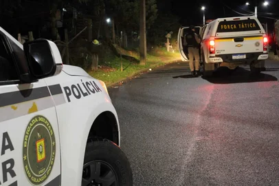 Chamada de Fecha Quartel, a ofensiva da BM abordou mais de 50 pessoas e realizou a fiscalização em 35 veículos. Um homem procurado pela Justiça foi preso e três pessoas foram detidas por posses de entorpecentes. Os policiais também identificaram um motorista que havia ingerido bebida alcoólica.<!-- NICAID(16088071) -->