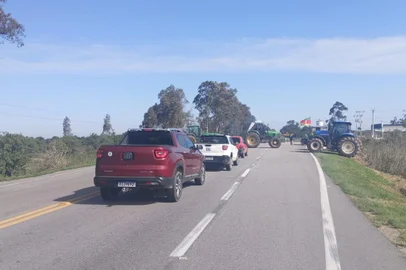 Movimento SOS Agro bloqueia BR-116 em Arroio Grande, no Sul do Estado. Foto: Ecosul / Divulgação<!-- NICAID(15837911) -->