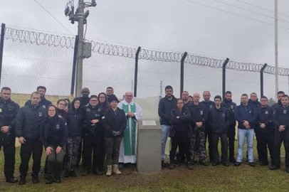 Uma missa campal lembrou o primeiro ano da perda do agente penitenciário Clóvis Antônio Roman, assassinado aos 54 anos durante o resgate de um preso em Caxias do Sul. O ataque a tiros de fuzil aconteceu na Unidade de Pronta Atendimento (UPA) Zona Norte. A missa foi celebrada pelo padre Renato Ariotti na própria penitenciária do Apanhador.<!-- NICAID(15117572) -->
