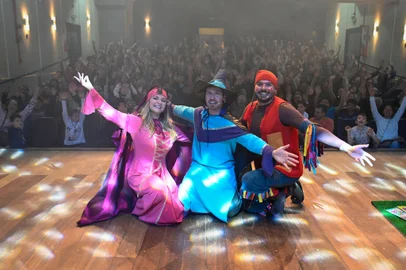 Sucesso consagrado e assistido por mais de cento e cinquenta mil crianças em todo o território nacional, o projeto “A Magia do Livro” volta aos palcos e à tela de cinema para comemorar a Semana da Criança em Caxias do Sul.No dia 09 de outubro acontece sessão especial para escolas (previamente agendadas) do filme Primum – O Grande Livro Mágico, no GNC do Shopping Villagio.No dia 11 de outubro, na Casa de Cultura Pedro Parenti, em atividade contígua à Feira do Livro serão nada menos do que 4 sessões de teatro ao longo do dia.<!-- NICAID(15884945) -->