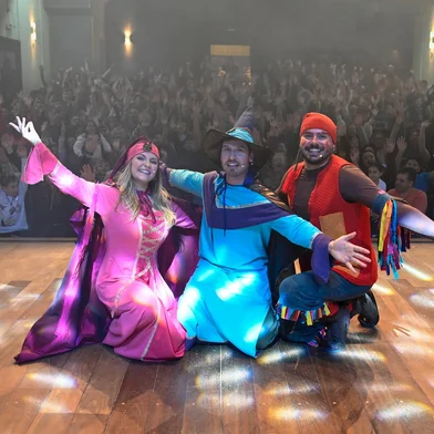 Sucesso consagrado e assistido por mais de cento e cinquenta mil crianças em todo o território nacional, o projeto “A Magia do Livro” volta aos palcos e à tela de cinema para comemorar a Semana da Criança em Caxias do Sul.No dia 09 de outubro acontece sessão especial para escolas (previamente agendadas) do filme Primum – O Grande Livro Mágico, no GNC do Shopping Villagio.No dia 11 de outubro, na Casa de Cultura Pedro Parenti, em atividade contígua à Feira do Livro serão nada menos do que 4 sessões de teatro ao longo do dia.<!-- NICAID(15884945) -->