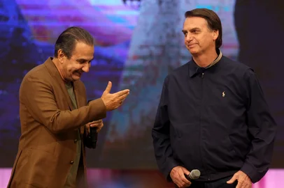 BOLSONARO PARTICIPA DO CULTO DE SILAS MALAFAIARJ - BOLSONARO/MALAFAIA/CULTO - POLÍTICA - O pastor Silas Malafaia e o presidente eleito, Jair Bolsonaro (PSL), durante Culto da   Palavra no templo sede da Assembleia de Deus Vitória em Cristo, no bairro da Penha, zona   norte do Rio, na noite desta terça-feira, 30.     30/10/2018 - Foto: WILTON JUNIOR/ESTADÃO CONTEÚDOEditoria: POLÍTICALocal: RIO DE JANEIROIndexador: WILTON JUNIORFonte: ESTADÃO CONTEÚDOFotógrafo: ESTADÃO CONTEÚDO<!-- NICAID(13809621) -->